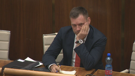 Feťáčik, ktorý vymenil zuby za porcelánové, znelo v parlamente. Politici nešetrili slovnou prestrelkou