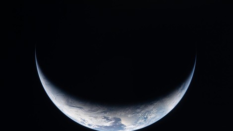 Astronauti sú na ceste domov, pristanú v Tichom oceáne