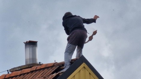 Muž hádzal po záchranároch škridly, po páde sám potreboval ich pomoc
