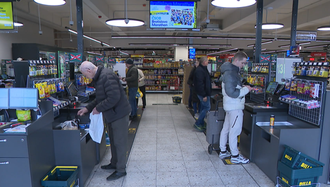 Mladí ich využívajú najviac, seniori najmenej: Trend samoobslužných pokladníc rastie