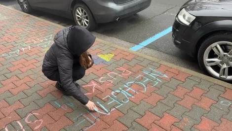 Prednáška Fica v Poprade: Študenti mu na chodníku zanechávajú odkazy napísané kriedou