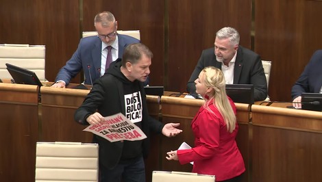 Koalícia schválila novelu trestného zákona. Pred parlament medzitým dorazil opozičný protestný pochod