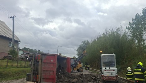 Svrčinovec ochromila vážna nehoda. Vodiči musia využiť diaľnicu