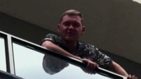 „Sláva Rusku!“ kričal muž, ktorý močil z balkóna na ľudí