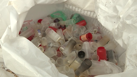 Cintoríny po dušičkách zaplavuje odpad z plastov a elektronických sviečok