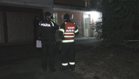 Dramatický pád z balkóna bytovky: Muž zostal nehybne ležať na betóne