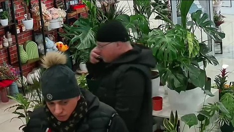 Floristku okradli priamo za pultom. Zlodeji ju rozptýlili zamieňaním peňazí