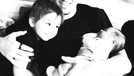 Dokonalá idylka obľúbeného moderátora! Novopečený dvojnásobný otecko sa pochválil prírastkom!