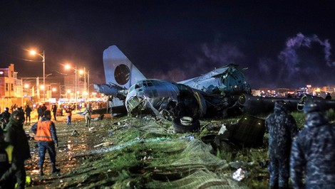 Spadlo lietadlo prevážajúce bankovky. Nehoda si vyžiadala 20 obetí, z miesta lietali peniaze