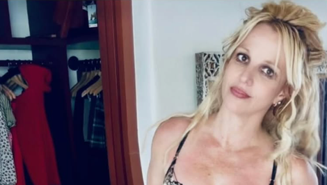 Britney zmizla zo sociálnej siete, vrátila sa zakrátko aj fotkou TOHTO fešáka! Fanúšikom to nedá spať!