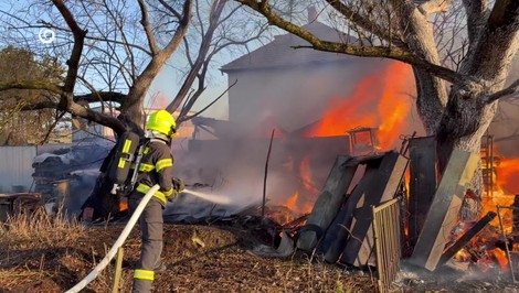 Vo Svidníku horela strecha bytovky. Rýchla reakcia detí zabránila väčšej pohrome