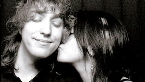 Žbirka sa zasnúbil! Mekyho syn pokľakol, so snúbenicou sú úplná kópia Lennona a Yoko Ono!