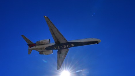 Bombová hrozba na lete  z New Yorku do Izraela. Cestujúcich evakuovali, lietadlo prehľadávajú