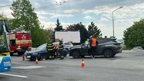 V Košiciach sa zrazili dve autá. Na mieste sú zranení