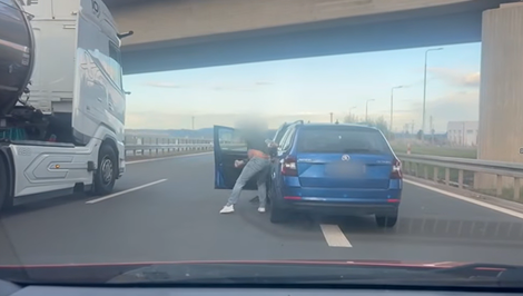 Agresor z českej diaľnice mal útočiť už v minulosti: V ohrozenom aute boli tiež deti
