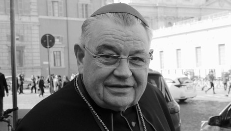 Stovky ľudí sa lúčia s kardinálom Dukom. Nad katedrálou preleteli lietadlá v tvare kríža