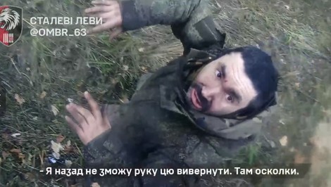 VIDEO: Američan zdvorilo zajal ruských vojakov. Zapálil im aj cigaretu