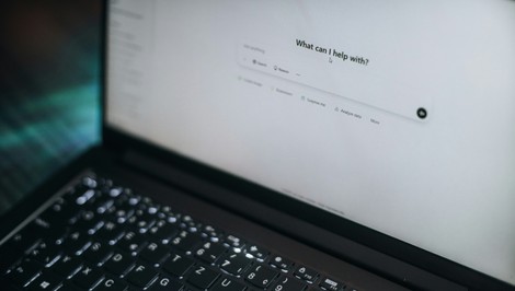 EÚ schválila pravidlá pre umelú inteligenciu, vyzliekacie aplikácie končia