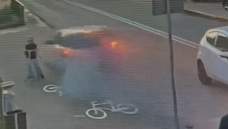 VIDEO: Od tragédie ju delili centimetre. Auto sa rútilo priamo na dievča na kolobežke