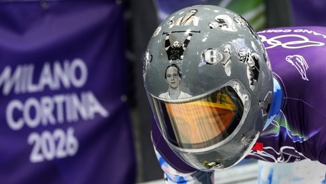 Ukrajinského olympionika diskvalifikovali za helmu s portrétmi obetí vojny