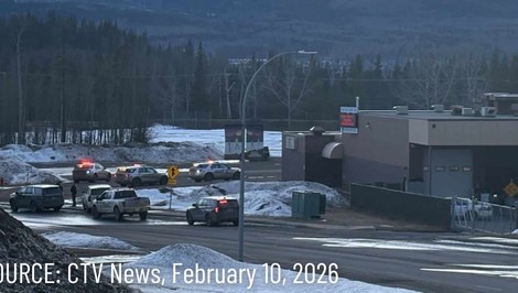 Desať ľudí vrátane útočníčky zahynulo pri streľbe pri strednej škole