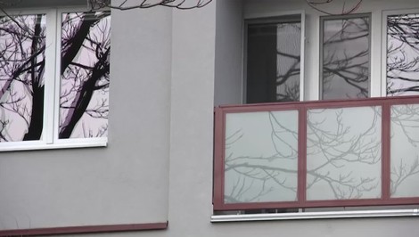 23-ročný mladík v Seredi prežil pád z balkóna na šiestom poschodí