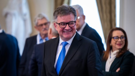 Nikdy mi neboli ponúknuté sexuálne služby, tvrdí Lajčák. Ficovi ponúkne svoju funkciu