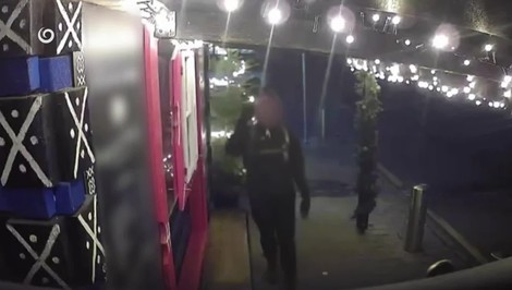 Zlodej sa pred krádežou pozeral do kamery, policajti ho už vypátrali