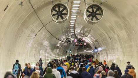Tunel Višňové, ktorý sa staval 27 rokov, otvorili pre návštevníkov. Záujem ľudí spôsobil kolaps dopravy