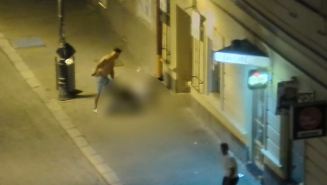 Brutálna bitka v centre mesta: Polícia žiada verejnosť o pomoc s identifikáciou