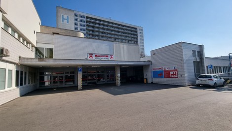 Chceli mu urobiť test na Covid. Napadol lekárku aj sestričku. Na urgentne v Ružinove zasahovalo 15 policajtov