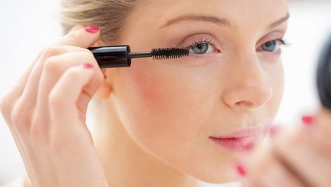 VIDEO: Strhujúci pohľad femme fatale? Známa blogerka vám ukáže, ako zväčšiť objem svojich mihalníc