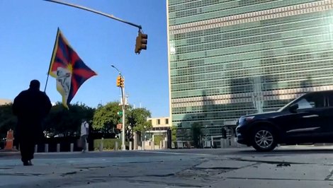 VIDEO: V New Yorku sa pred OSN pre protest upálil Tibeťan