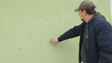 Popradčanov trápia neznámi ostreľovači. V stene na sídlisku našli niekoľko brokov