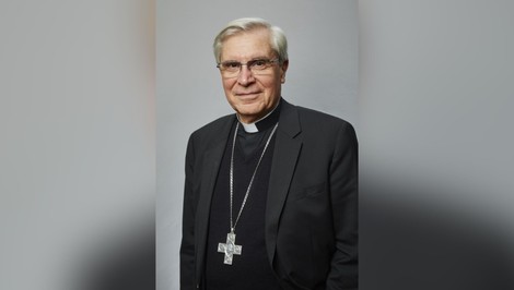 Súd nariadil bývalému biskupovi zaplatiť viac ako 160.000 eur za sexuálne zneužitie chlapca