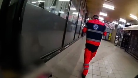 VIDEO: Žena porodila dieťa priamo na vlakovej stanici. Asistovali jej policajti