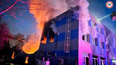 Kto stojí za požiarom v Pardubiciach? Polícia zadržala trojicu aktivistov, medzi nimi aj študenta