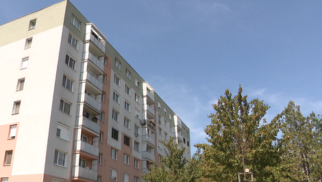 Z balkóna na šiestom poschodí spadol 23-ročný mladík. Hrozivý pád prežil