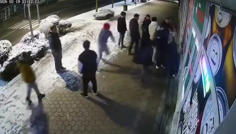 Polícia riešia sériu útokov v Medzilaborciach. Mladík po bitke skončil s otrasom mozgu