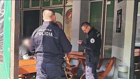 Bitka na terase v Lučenci: Agresívny muž udieral neznámeho okoloidúceho