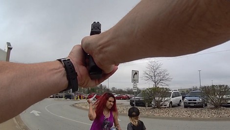 Žena ohrozovala cudzieho 3-ročného chlapčeka s nožom. Polícia útočníčku zastrelila