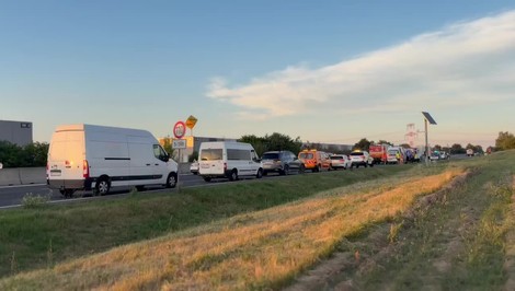 Vážna nehoda na D1: Nákladiak narazil do diaľničnej patroly a pracovníkov NDS
