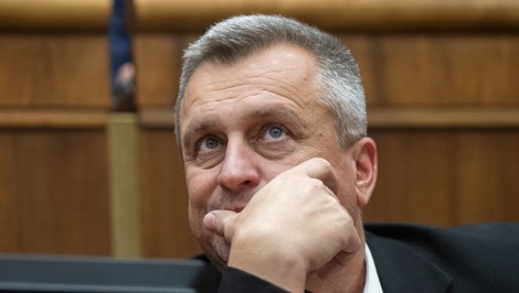 Koaličná SNS adresuje výzvu Ficovi. Žiada výmenu Maroša Šefčoviča