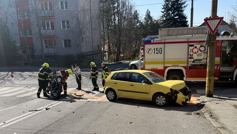 Dopravná nehoda osobného auta a motorky. Na mieste zasahuje polícia