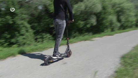 Neznáma osoba na elektrokolobežke zrazila seniorku a pokračovala ďalej v jazde
