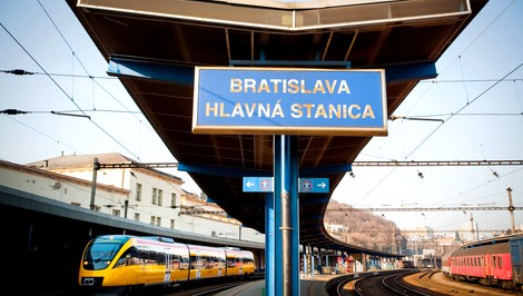 Na bratislavskej hlavnej stanici sa vykoľajil vlak. Viaceré spoje meškajú