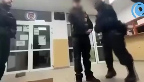 Stíhanie policajta, ktorý v Galante vyfackal tínedžera zastavili. O jeho osude rozhodnú nadriadení
