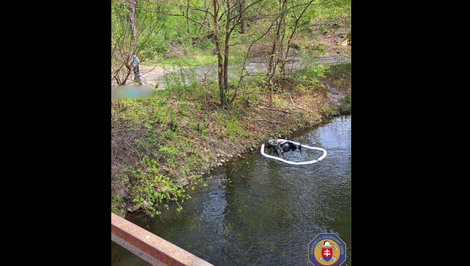 Po náraze motocykla do stromu zomrel jeden človek, druhého previezli vrtuľníkom