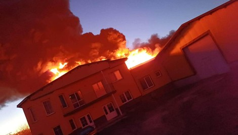 Halu v Moravskom Svätom Jáne zachvátili plamene, ozval sa aj výbuch