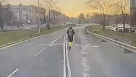 Opitý kolobežkár zámerne vchádzal do cesty autobusu a blokoval ho